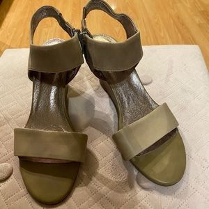 Bravo browns beige wedge sandals with inside facing zipper - size 9.5